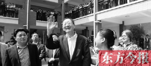 4月23日上午，崔琦偕夫人參觀寶豐一高