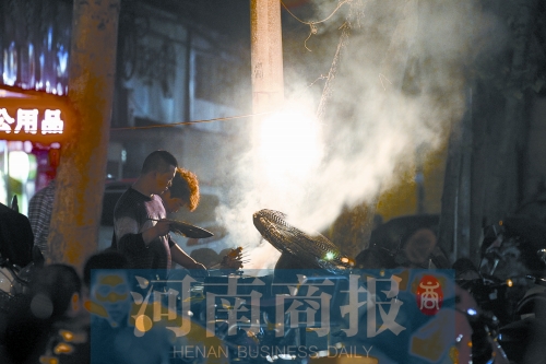 夜晚，鄭州街頭的燒烤攤 記者 王春勝/攝