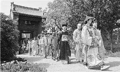 5月1日,大型實(shí)景劇《慈禧駕臨康百萬(wàn)莊園》將在鞏義康百萬(wàn)莊園首演。
