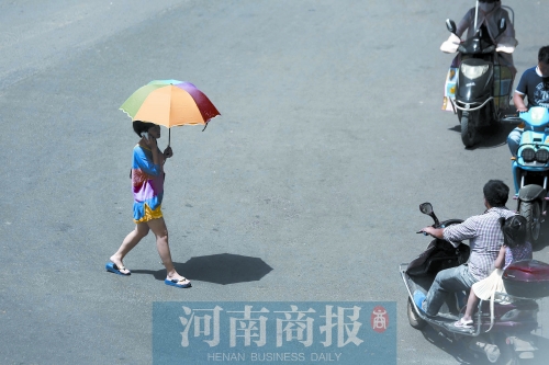 昨天，鄭州市區(qū)氣溫達(dá)到36.5℃ 記者 侯建勛/攝