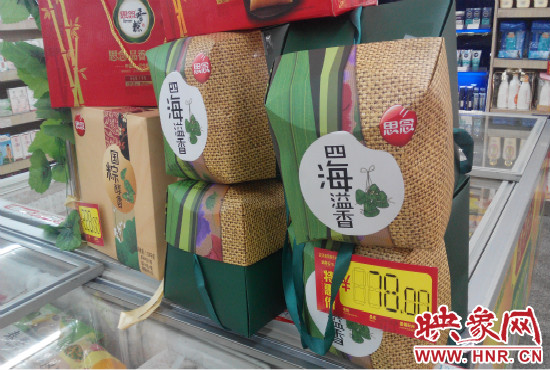 今年商場(chǎng)里的散裝、袋裝粽子多了，盒裝粽子的售價(jià)也更加親民。