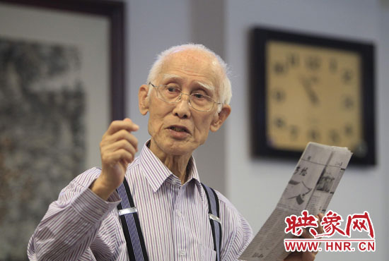 余光中現(xiàn)場朗誦新詩《招魂》。