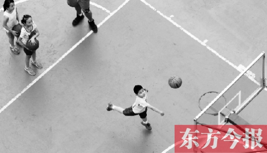 7月2日，河南工業(yè)大學籃球場內，幾名孩子正在接受籃球訓練