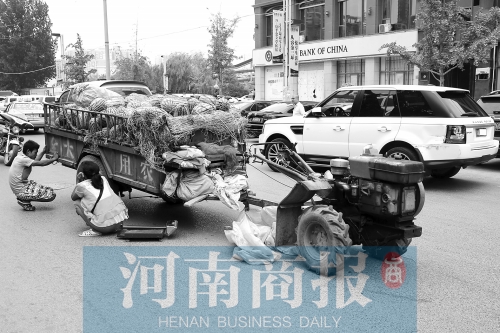 兩車相蹭后，小陳與妻子慌了神