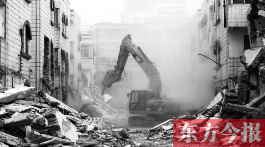 昨日，鄭州市棗莊社區(qū)拆遷現(xiàn)場，揚塵漫天，附近居民叫苦不迭