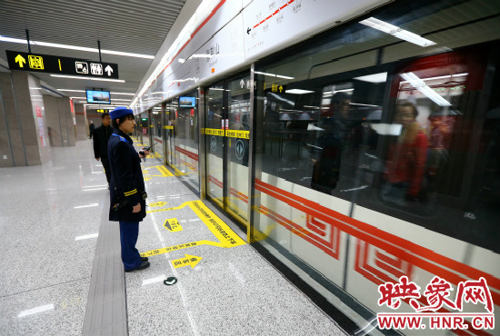 自11月29日起，鄭州地鐵將進一步縮短行車間隔。
