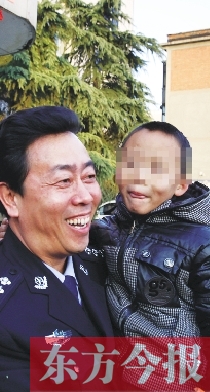林州市公安局長(zhǎng)趙峰抱著滿臉笑容的曉宇（化名），也露出了笑容