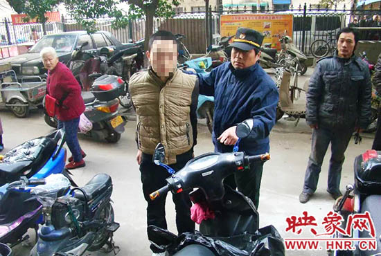 巡防隊(duì)員將盜賊控制。
