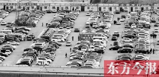 鄭州市文化路北段一個(gè)二手車交易市場，停放著密集的二手車