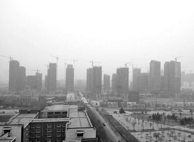 在鄭州市同一地點(diǎn)拍攝的照片，下為1月1日晴朗天氣，上為1月5日霧霾天氣。（拼接圖片）