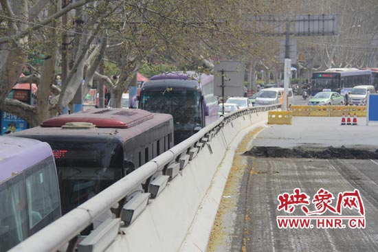 上下橋口圍擋處道路擁堵。