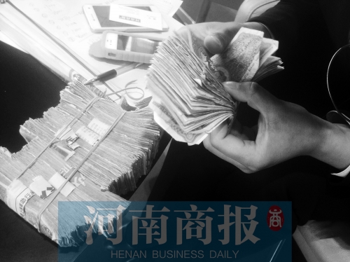 一名店員點了快一個小時，只點了一小部分零錢