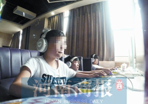 這家名為優(yōu)客體育競技俱樂部的店內(nèi)，有許多未成年人在上網(wǎng)玩游戲