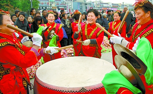 11月15日，鄧州廣大干部群眾載歌載舞慶祝黨的十八大勝利閉幕。