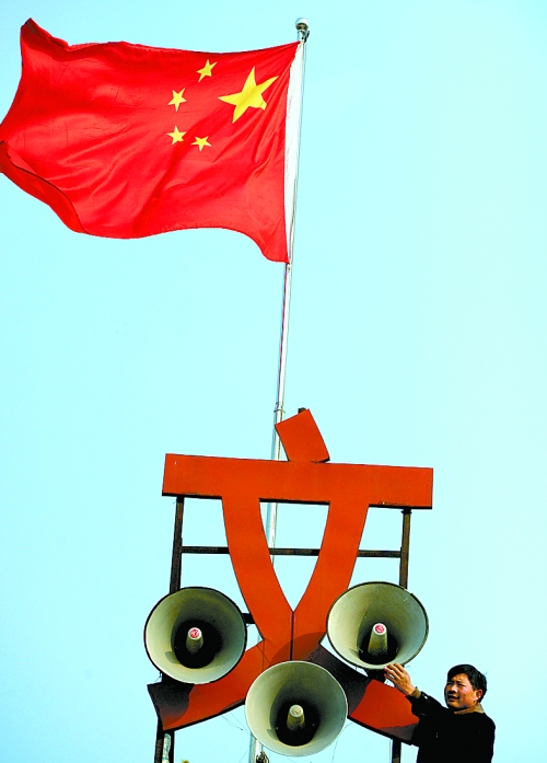 11月15日，新蔡縣磚店鎮(zhèn)黨員劉新峰在村口架起三個大喇叭，向群眾及時宣傳十八大精神。