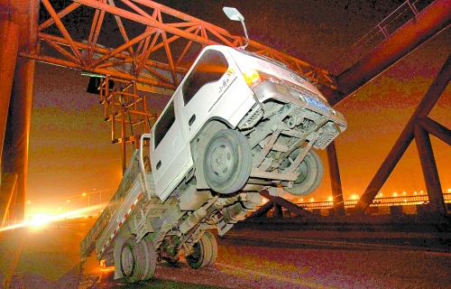 　車(chē)上升降機(jī)的工作臺(tái)被卡，車(chē)身前部高高翹起。