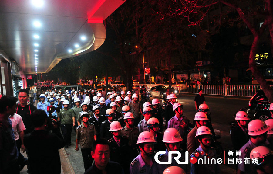 2012年12月26日晚，海南省三亞市，三亞市綜合行政執(zhí)法局河西大隊近百名城管上街執(zhí)法。