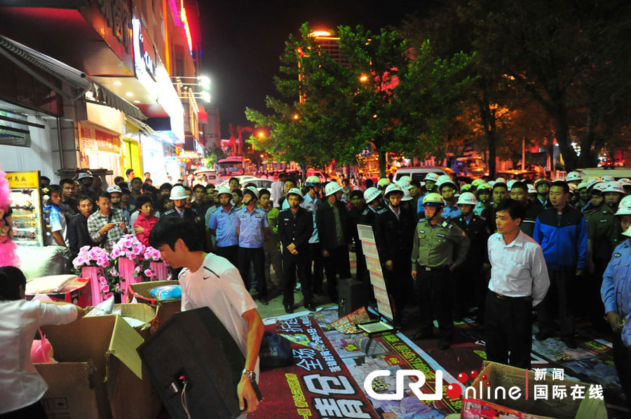 　2012年12月26日晚，海南省三亞市，三亞市綜合行政執(zhí)法局河西大隊近百名城管上街執(zhí)法。