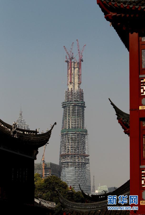 在上海豫園遠(yuǎn)眺在建的國內(nèi)第一高樓“上海中心”（4月11日攝）。
