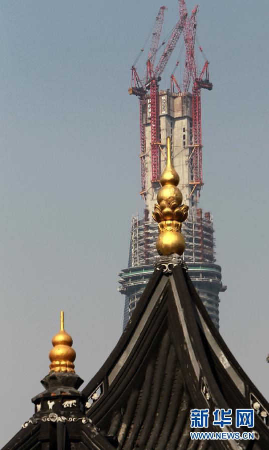 正在建設(shè)中的“上海中心”與豫園地區(qū)的傳統(tǒng)建筑（前）（4月11日攝）。