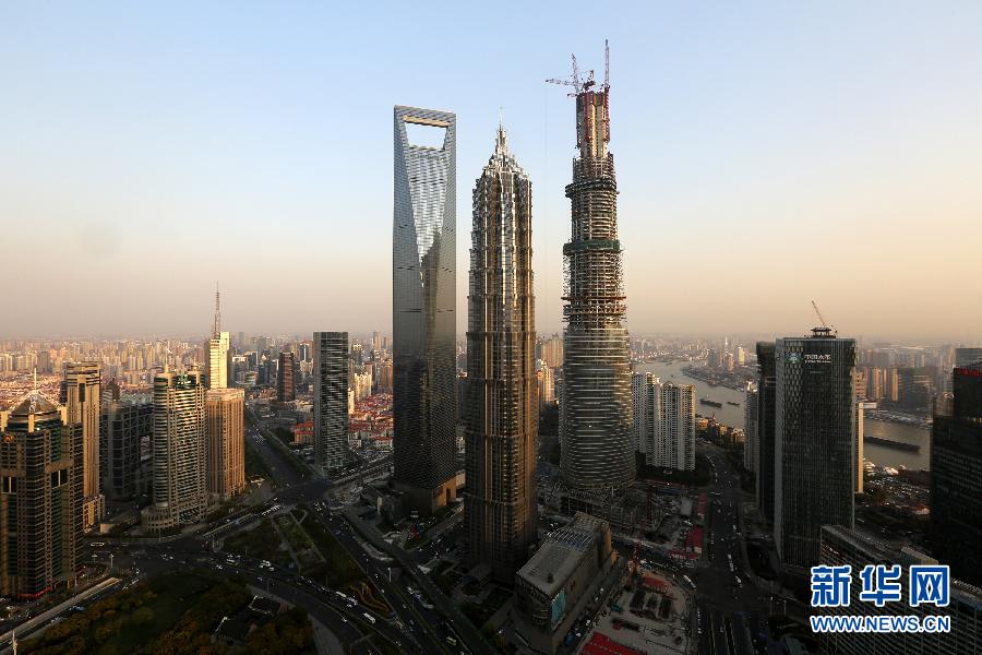 這是4月10日拍攝的上海陸家嘴，右側(cè)建設(shè)中的超高層建筑為上海中心大廈。