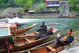 4月12日上午，湘西鳳凰縣杜田村，許多船只?？吭阢叺却慰汀?jù)守候在此的船家們反映，到當(dāng)日上午11點(diǎn)還沒(méi)有出過(guò)一趟船，平時(shí)這個(gè)時(shí)候都已經(jīng)來(lái)回四五趟了。圖/實(shí)習(xí)記者楊旭