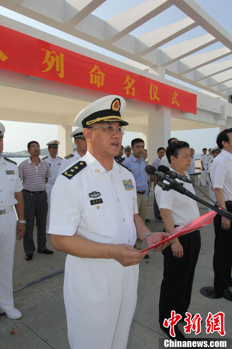 　南海艦隊(duì)司令員蔣偉烈宣讀了岳陽艦入列命名命令，并為該艦授旗、頒發(fā)命名證書。