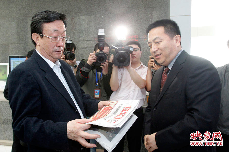 東方今報報社社長趙國平向河南省委書記、省人大常委會主任郭庚茂匯報東方今報的內(nèi)容、發(fā)行等情況 東方今報