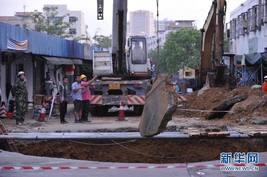 5月21日，在廣東省深圳市龍崗區(qū)橫崗街道紅棉二路華茂工業(yè)園路面塌陷處，救援人員在現(xiàn)場(chǎng)救援。