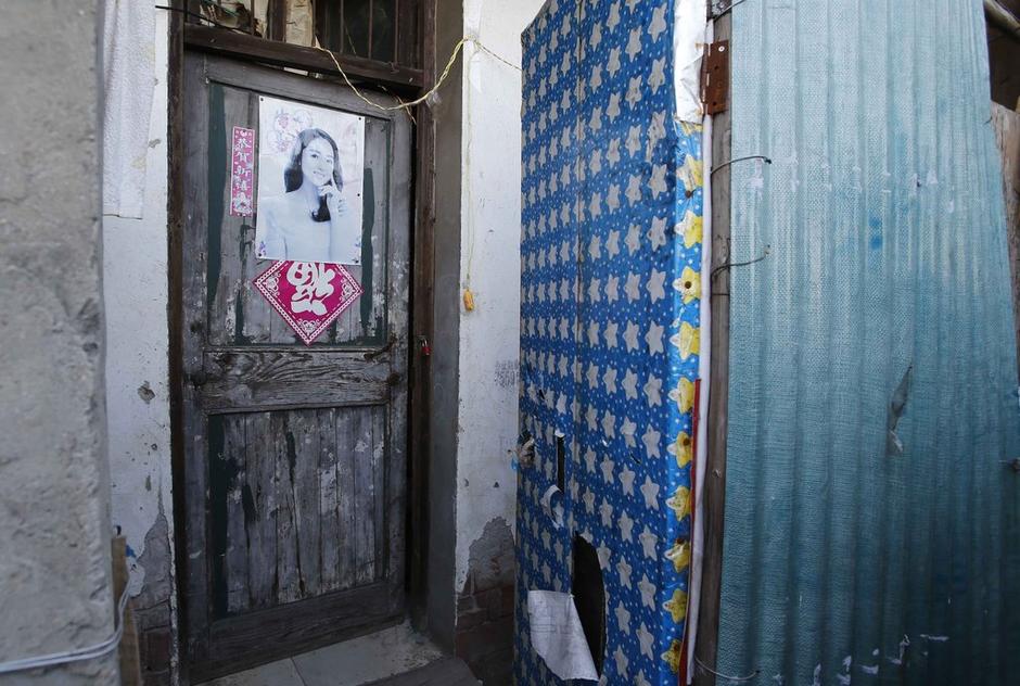 36歲的河南信陽打工者陳小龍?jiān)谶@里租了一間屋子住，2012年底開始，他偷偷在出租屋里挖地窖。
