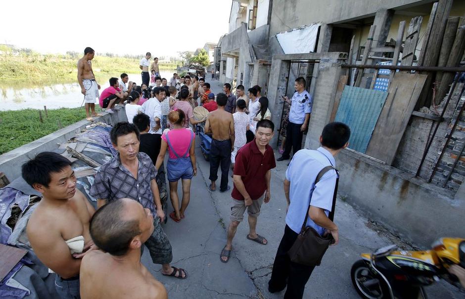 打開木門，地窖就在眼前：目測(cè)3米長(zhǎng)，1米寬，1.5米高。洞內(nèi)四壁用水泥澆注，洞頂上蓋了棉被，底部有地毯。洞內(nèi)還安裝了電燈、電風(fēng)扇，最里面放了一個(gè)桶，估計(jì)是大小便用的。洞內(nèi)有一股污濁的氣息，凌亂地散放著康師傅方便面，還有蘇菲衛(wèi)生巾。墻壁上掛著《大秦帝國(guó)》的碟片。房東戴阿婆見了這個(gè)地洞，氣得不行：“早知道他動(dòng)歪腦筋，我怎么也不會(huì)出租給他的，以后這房子可怎么辦？肯定租不掉了啊?！? width=