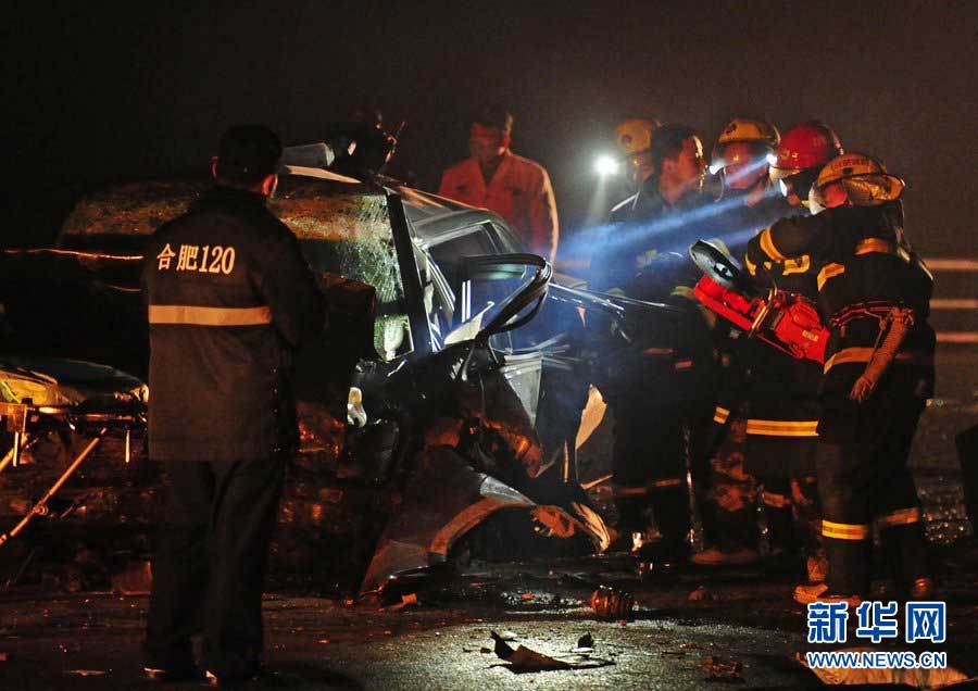 2013年1月9日，合肥，事故現(xiàn)場，兩輛受損車輛已經(jīng)全部變形