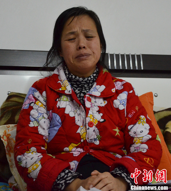 近日，記者在伊春市帶嶺區(qū)職工醫(yī)院廢棄太平間內(nèi)看到了陳慶霞，當(dāng)向記者講訴其兒子走失時(shí)，泣不成聲。