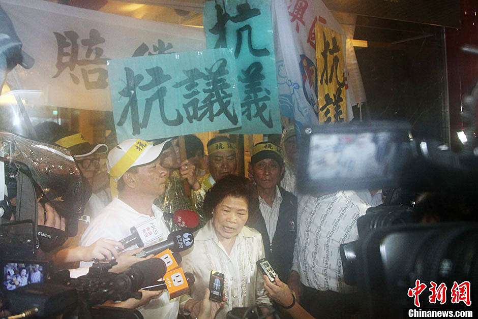 圖為死者洪石成的遺孀控訴菲相關(guān)人員暴行，呼吁菲方正式道歉。中新社發(fā) 董會峰/攝