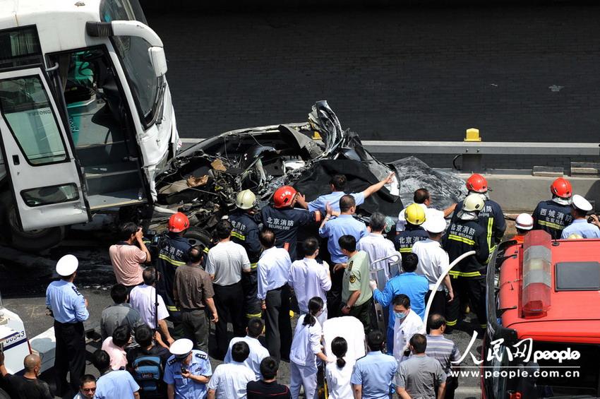北京大客車(chē)追尾碾壓奧迪司機(jī)被困車(chē)中。