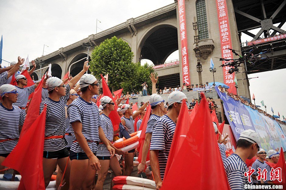 圖為28個(gè)橫渡方隊(duì)依次下水橫渡長(zhǎng)江。中新社發(fā) 張暢 攝