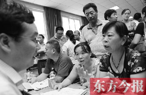 帶著孩子小升初的諸多疑問，眾多家長（右）向教育部門咨詢