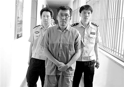 警方押解犯罪嫌疑人“立二拆四”。