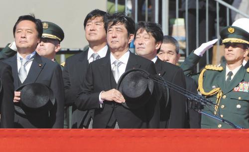 　27日上午，日本首相安倍晉三在琦玉縣的自衛(wèi)隊朝霞訓練場出席陸上自衛(wèi)隊年度閱兵式