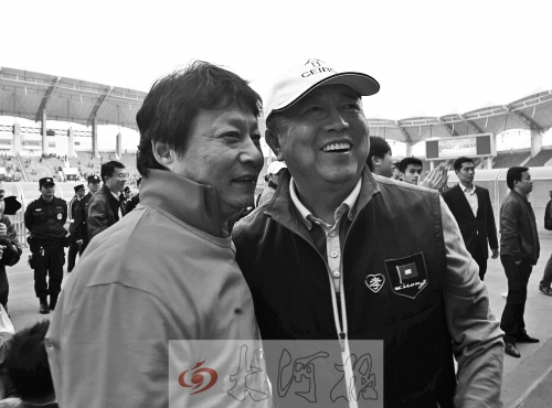 比賽結(jié)束后，老胡熱情擁抱老唐。