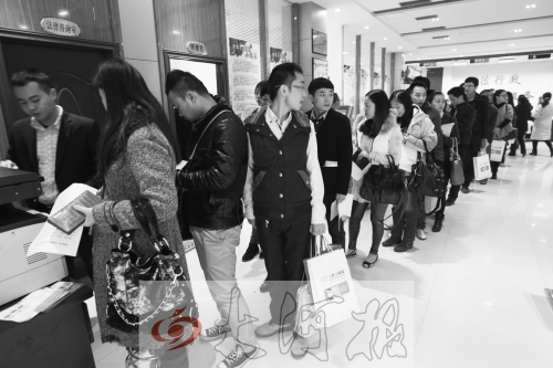 昨天,除復(fù)印材料處有新人排隊(duì)外,金水區(qū)民政局婚姻登記處大廳內(nèi)處未見新人排隊(duì)的火爆場景。