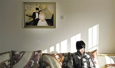 11月28日，青島膠南，丁海偉的婚房掛著與妻子的結(jié)婚照。如今妻子和未出世的孩子都已離世。新京報(bào)記者 周崗峰 攝
