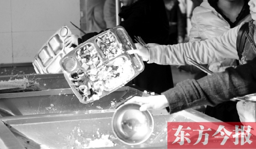 11月27日，河南中醫(yī)學(xué)院餐廳，一名同學(xué)將餐盤(pán)內(nèi)沒(méi)吃完的食物倒入餐具回收車(chē)內(nèi)