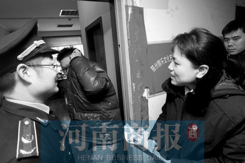 城管巡回法庭法官，到因違反城市管理的受罰當事單位送傳票