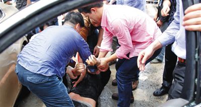 昨日，警方和市民們一起砸窗將肇事者控制。當日，福州閩侯縣，一名男子駕駛小車在青口鎮(zhèn)奔馳大道附近撞人后逃逸，事故致7人死亡，12人受傷。圖/CFP