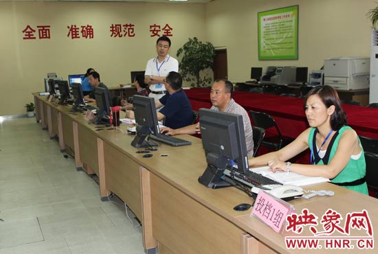 今年我省高招錄取工作正在平穩(wěn)正常開展，圖為投檔組工作人員。