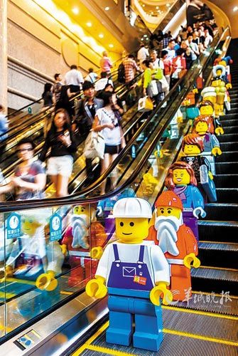香港時(shí)代廣場今年推出樂高圣誕村，樂高人偶烘托節(jié)日氛圍