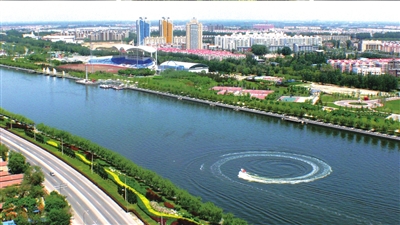 清澈的運(yùn)河水及兩岸綠色。