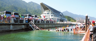 昨天上午10點左右，江西廬山西海風景區(qū)司馬旅游碼頭發(fā)生橋面塌陷事故，造成18名游客擦傷或落水。景區(qū)表示，目前已對擦傷或落水游客進行有效救治和妥善處置，并對游客損失的財物進行登記。