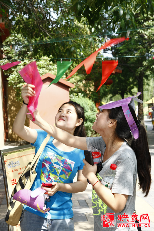 了卻“鄉(xiāng)愁”,余光中走進(jìn)開(kāi)封清明上河園
